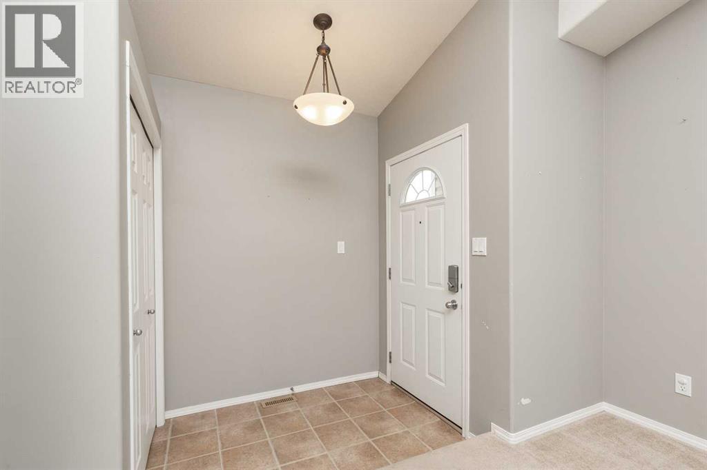 8 Blackfoot Court W