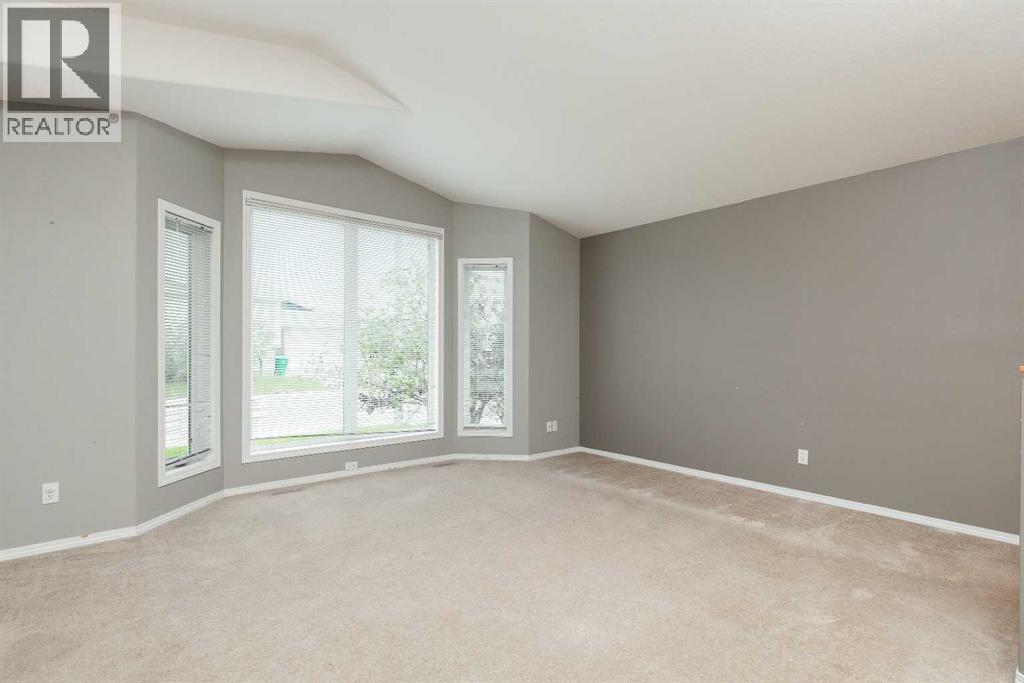 8 Blackfoot Court W
