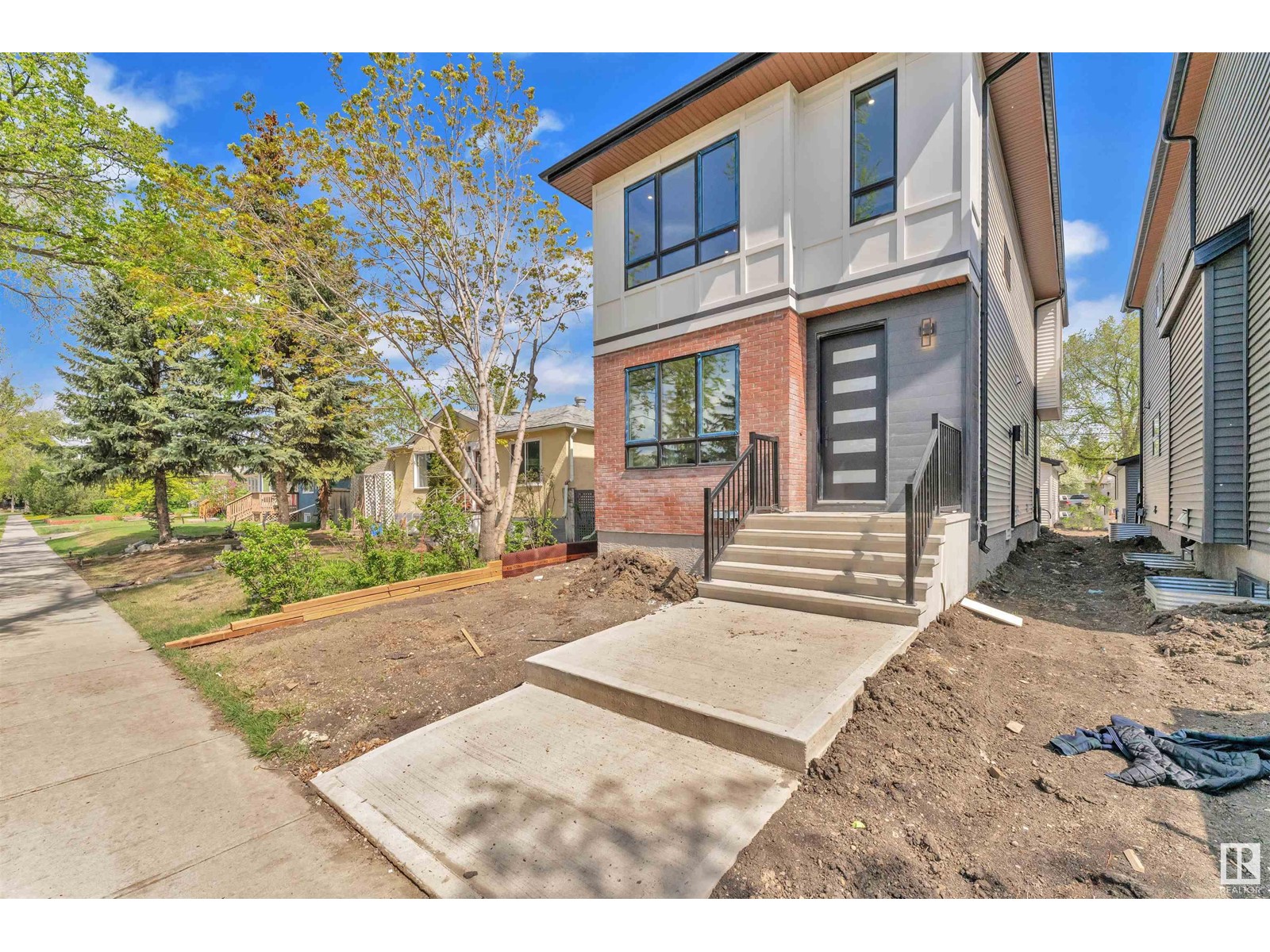 10725 132 ST NW