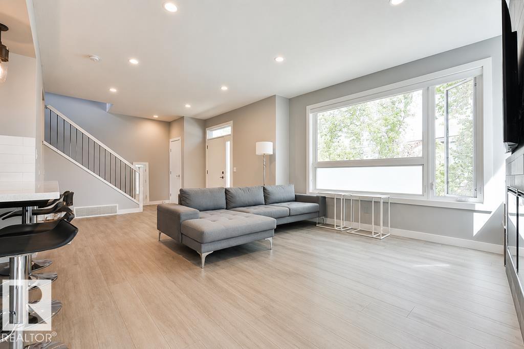 7202/7204 98 ST NW