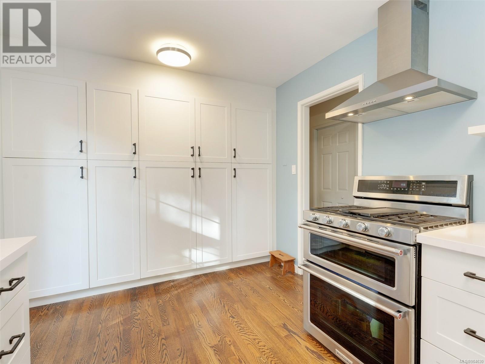 563 Phelps Ave