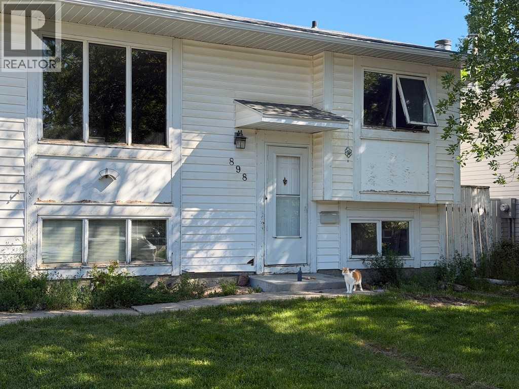 898 Red Crow Boulevard W