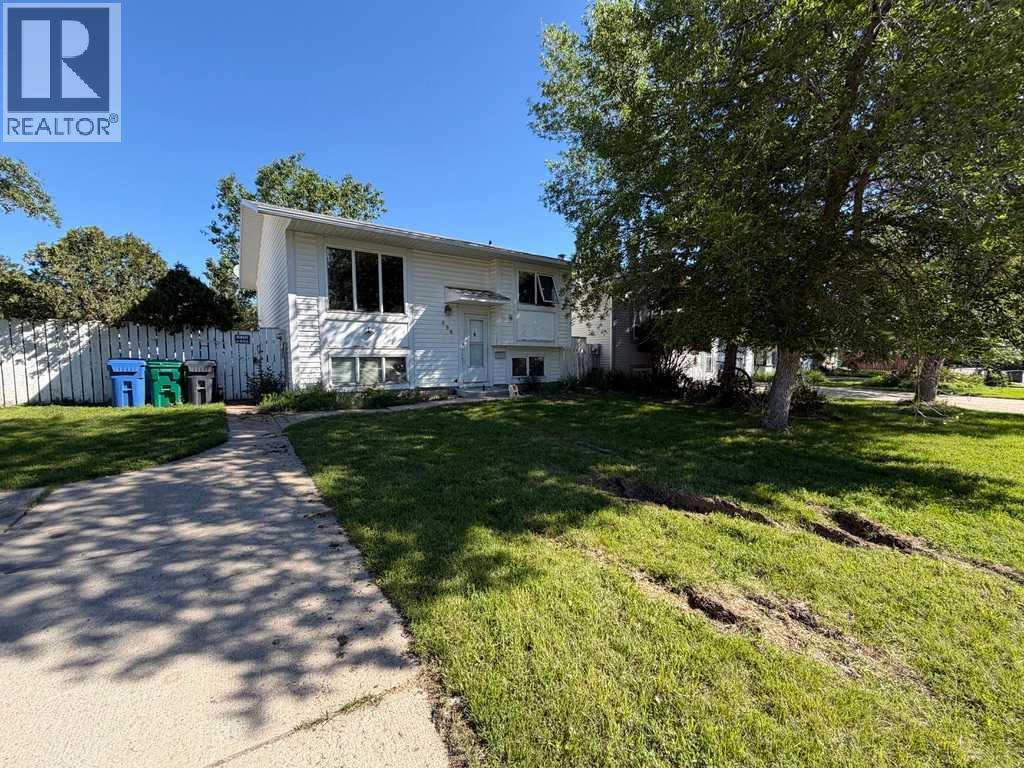 898 Red Crow Boulevard W