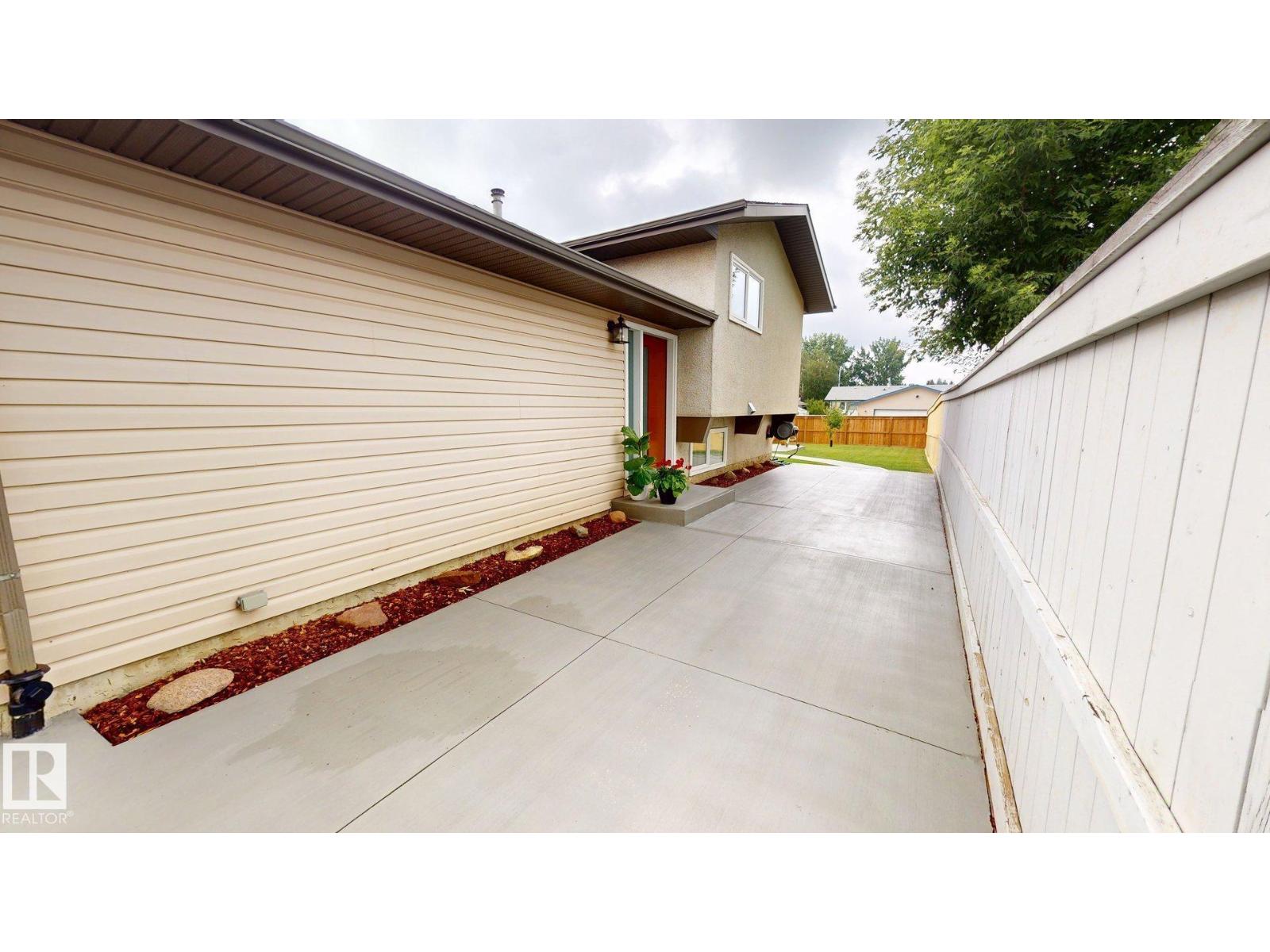 7935 22 AV NW