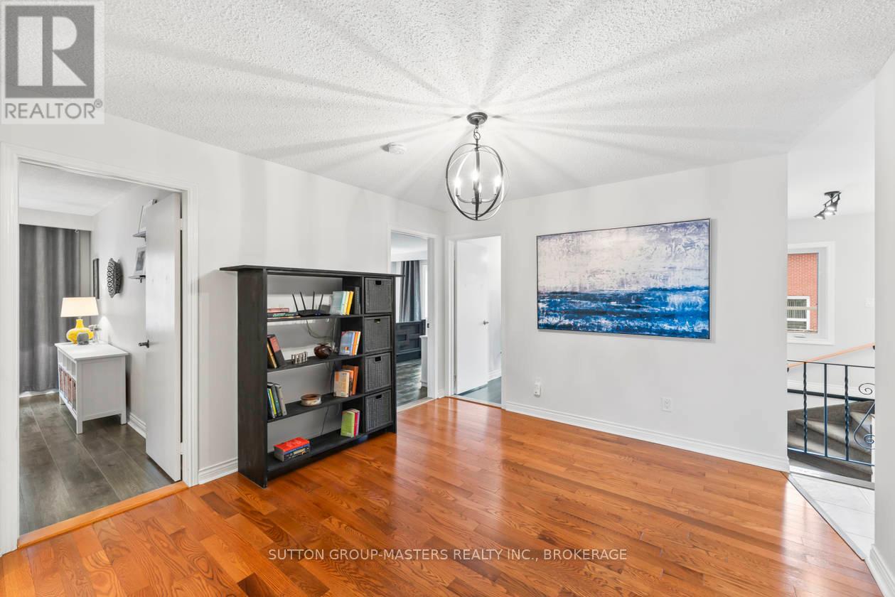 984 AMBLESIDE CRESCENT