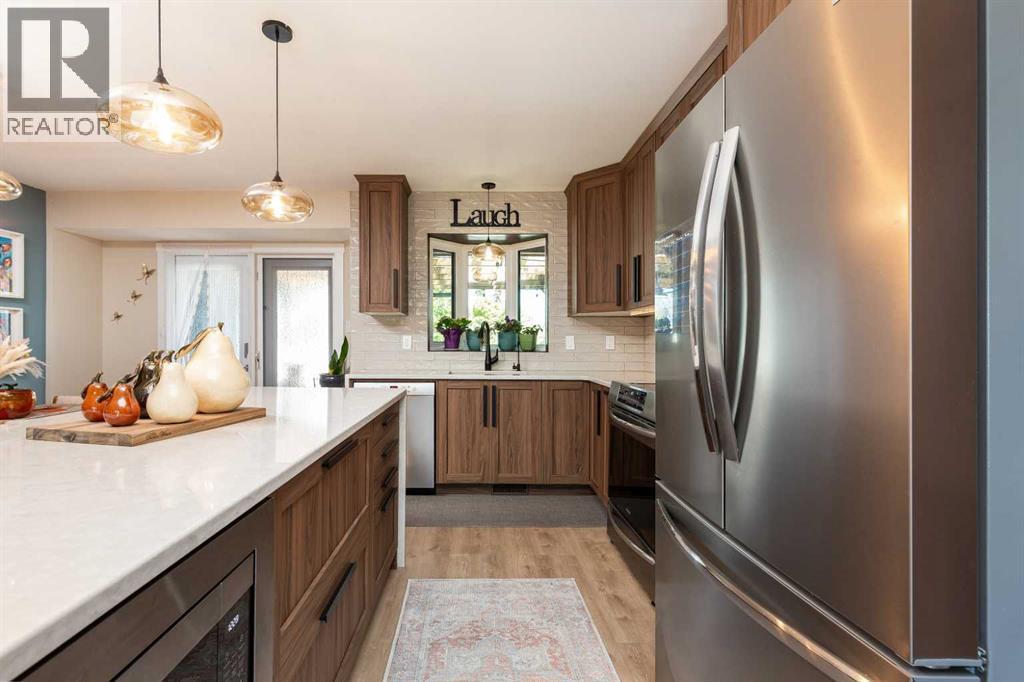 230 Heritage Close W