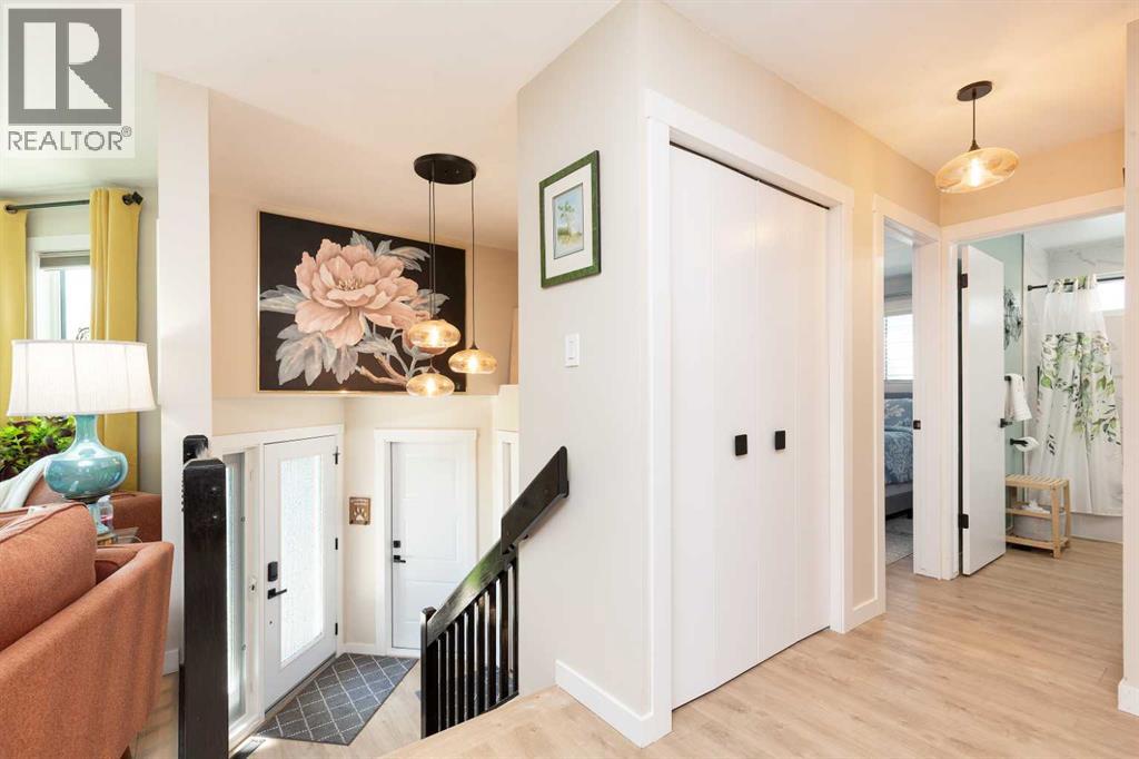 230 Heritage Close W
