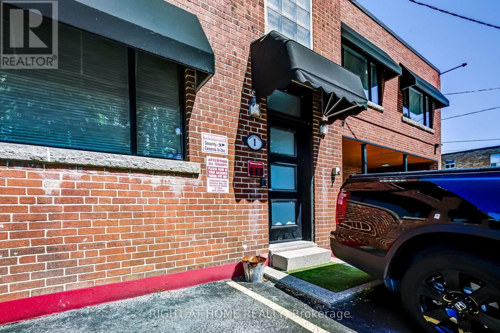 181 LAKESHORE ROAD E