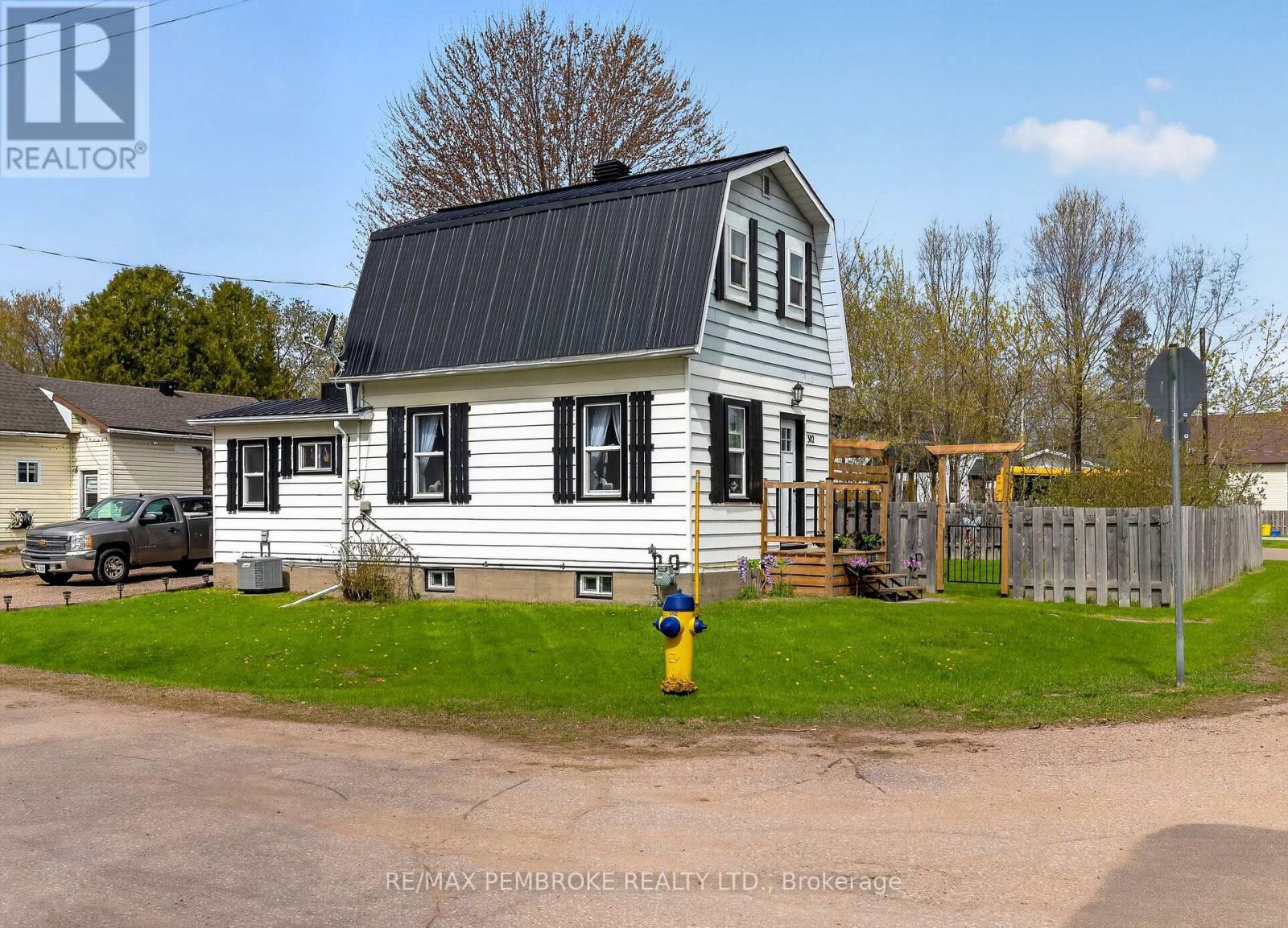 Photo 1 of 26 — 302 WILLARD STREET, Pembroke, ON K8A3T7