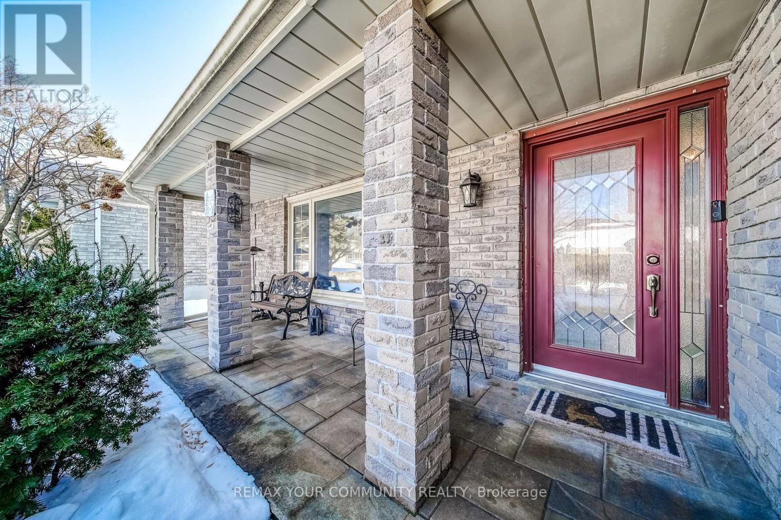 911 FERNDALE CRESCENT