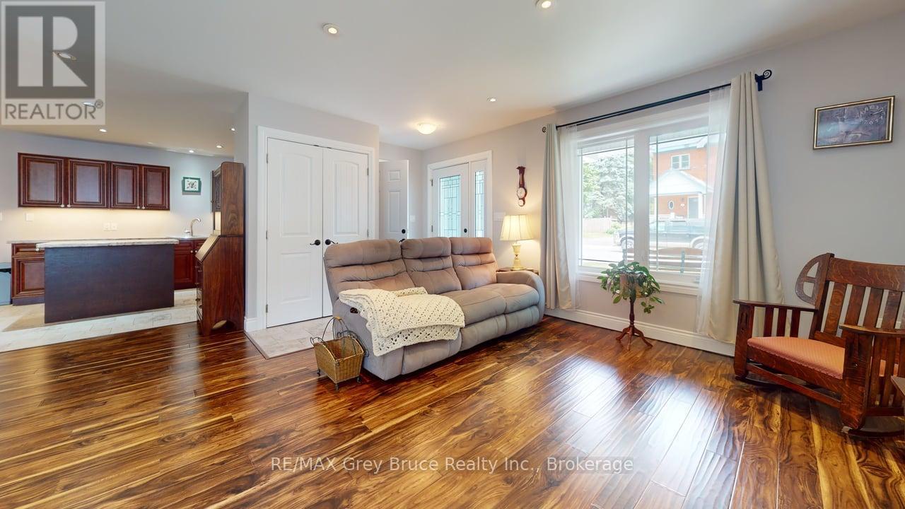 206 4TH AVENUE SW