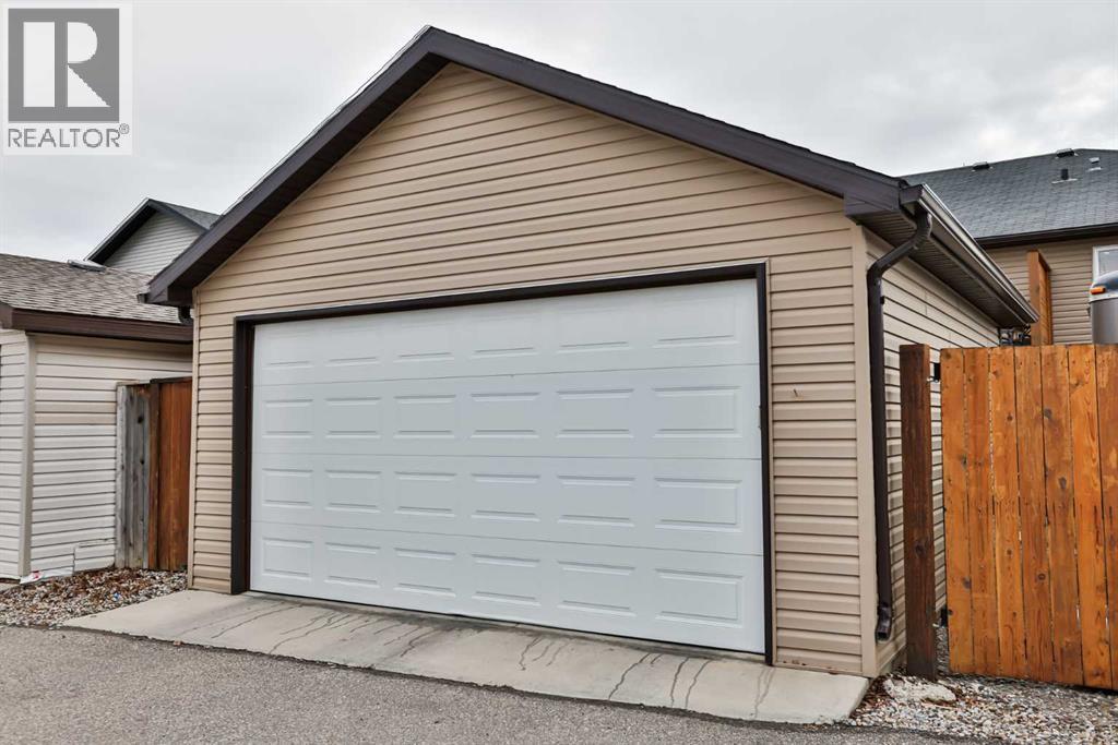 532 Silkstone Crescent W