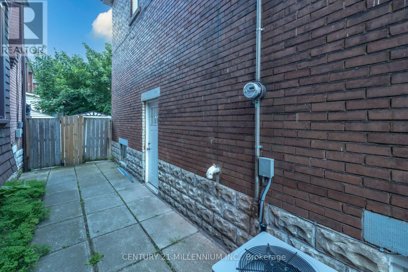 242 BALMORAL AVENUE N