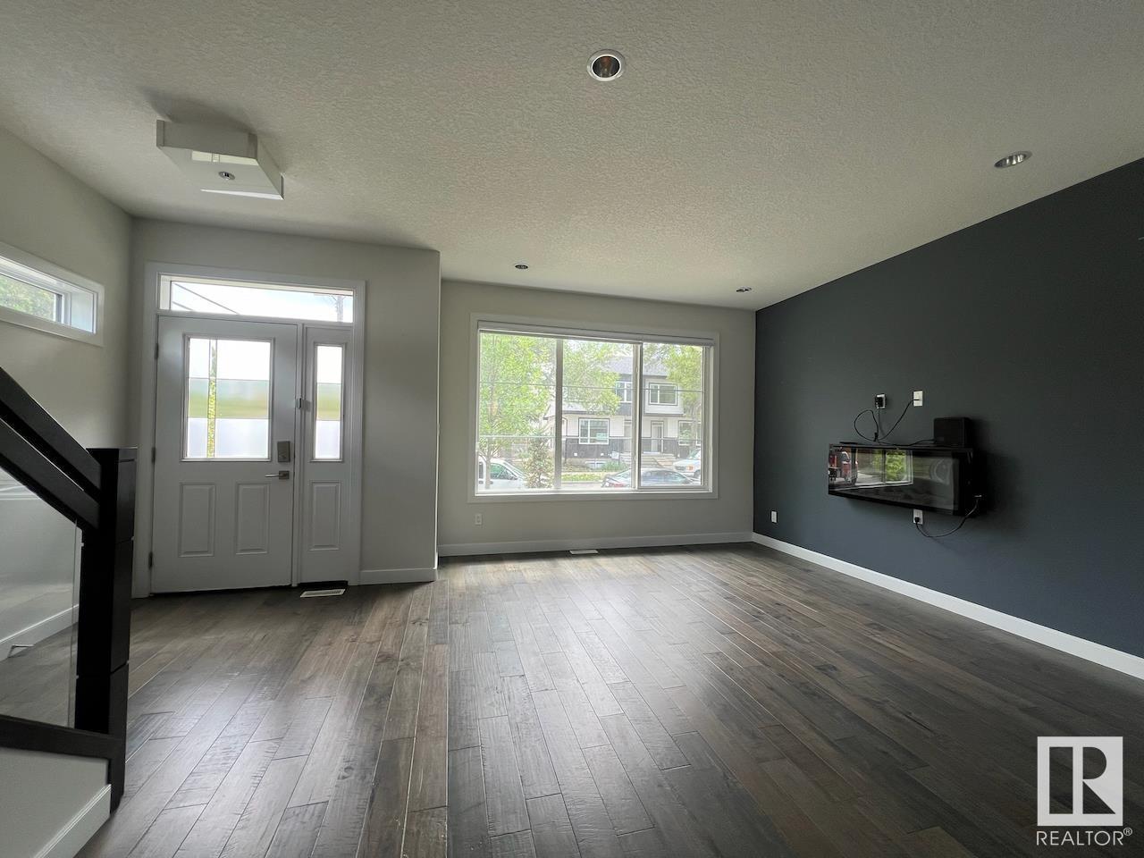 10574 62 AV NW