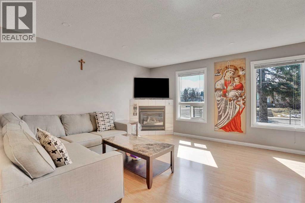 1004 Penrith Crescent SE