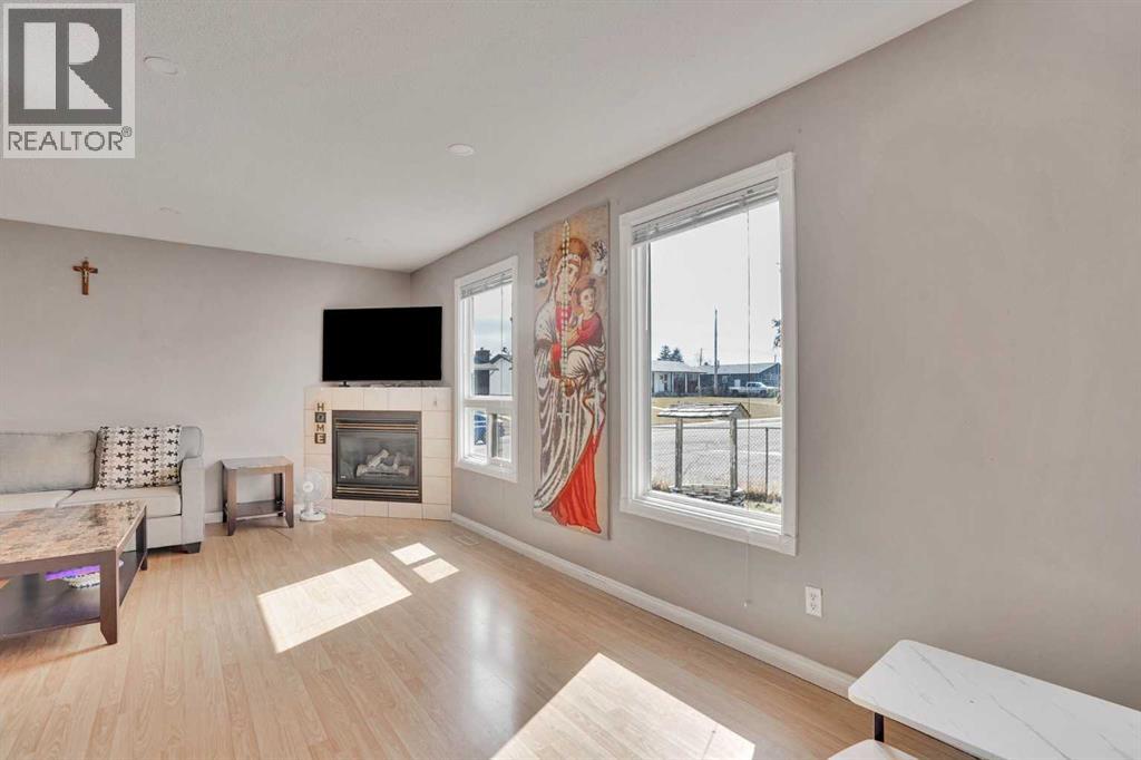 1004 Penrith Crescent SE