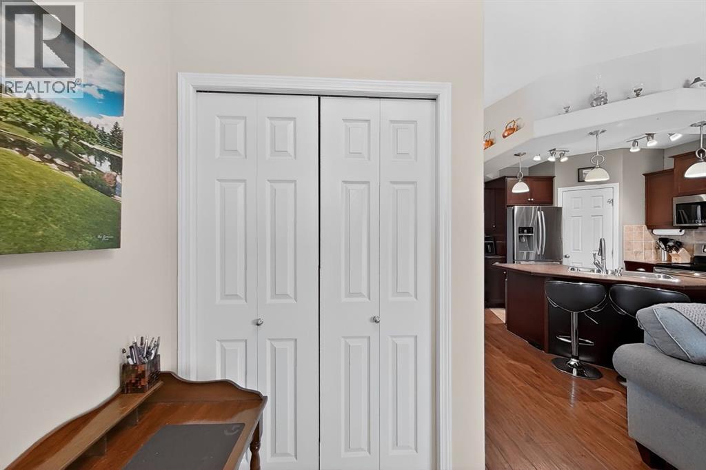 645 Silkstone Point W