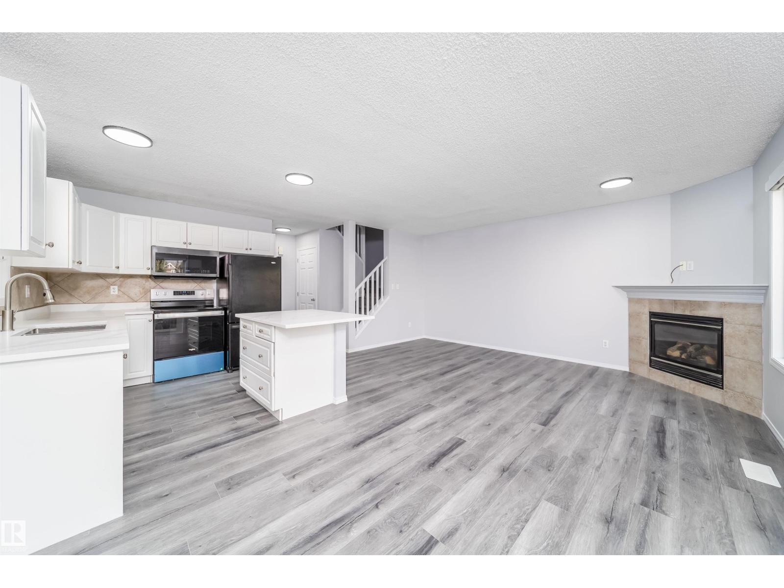 #32 120 MAGRATH RD NW