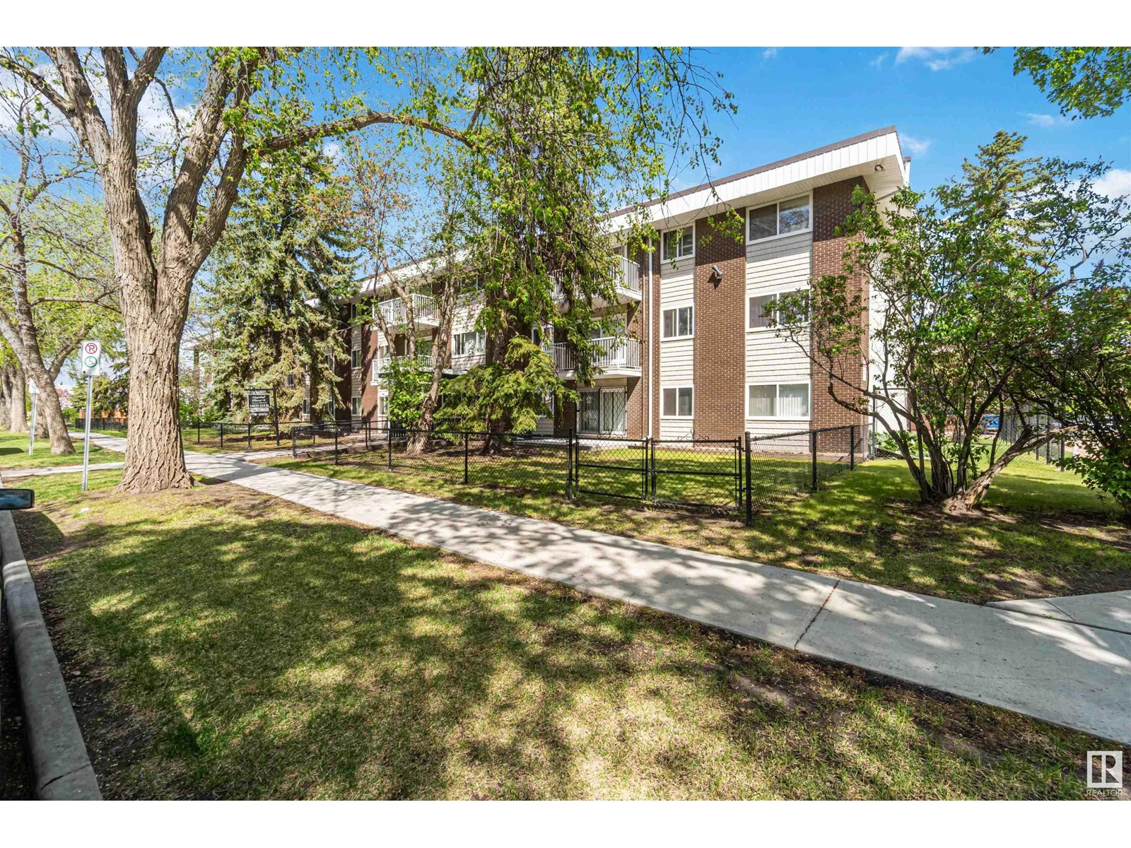 #110 10835 114 ST NW