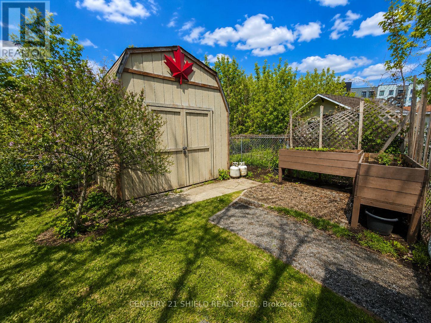 37 KINGSLEA CRESCENT