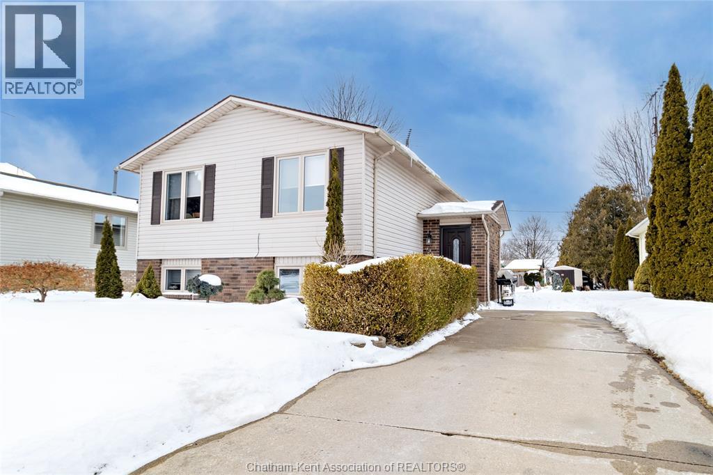 920 DALEVIEW CRESCENT