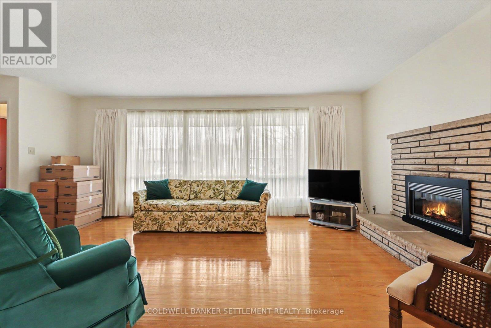2 GLENVIEW CRESCENT