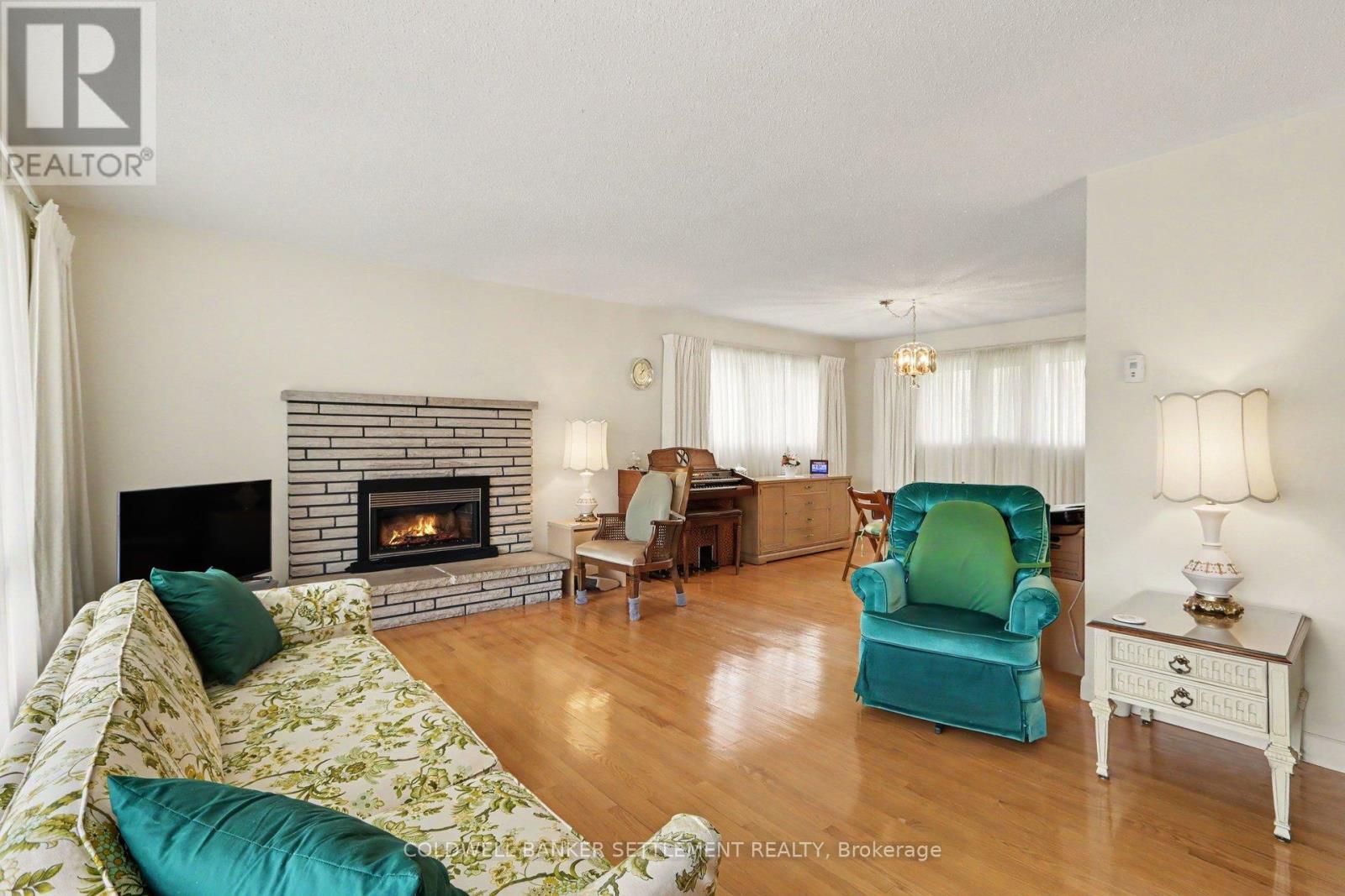 2 GLENVIEW CRESCENT