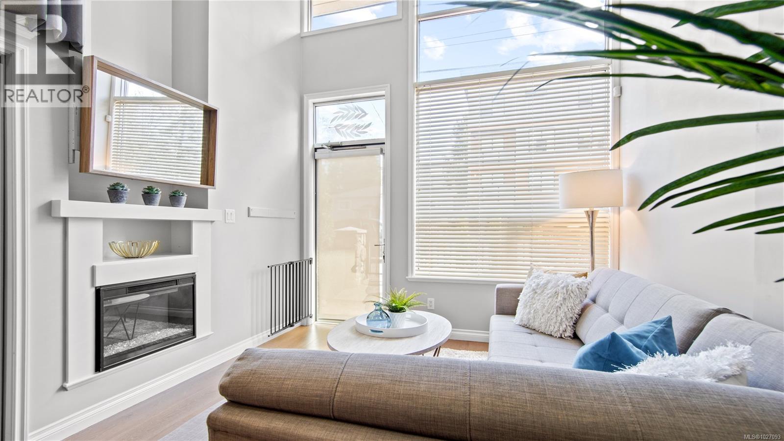 102 866 Goldstream Ave