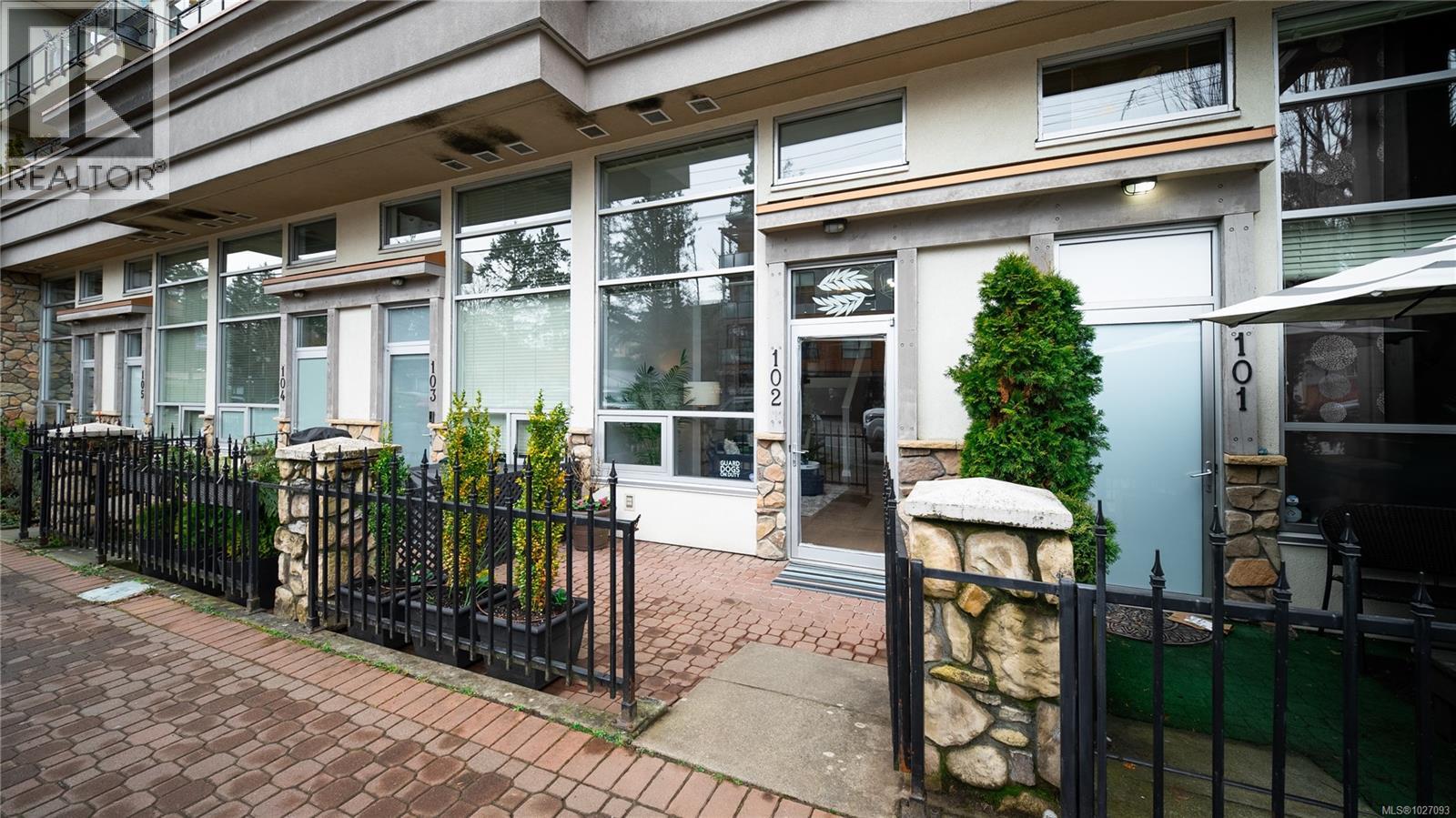 102 866 Goldstream Ave