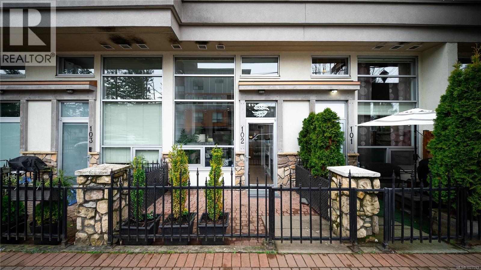 102 866 Goldstream Ave