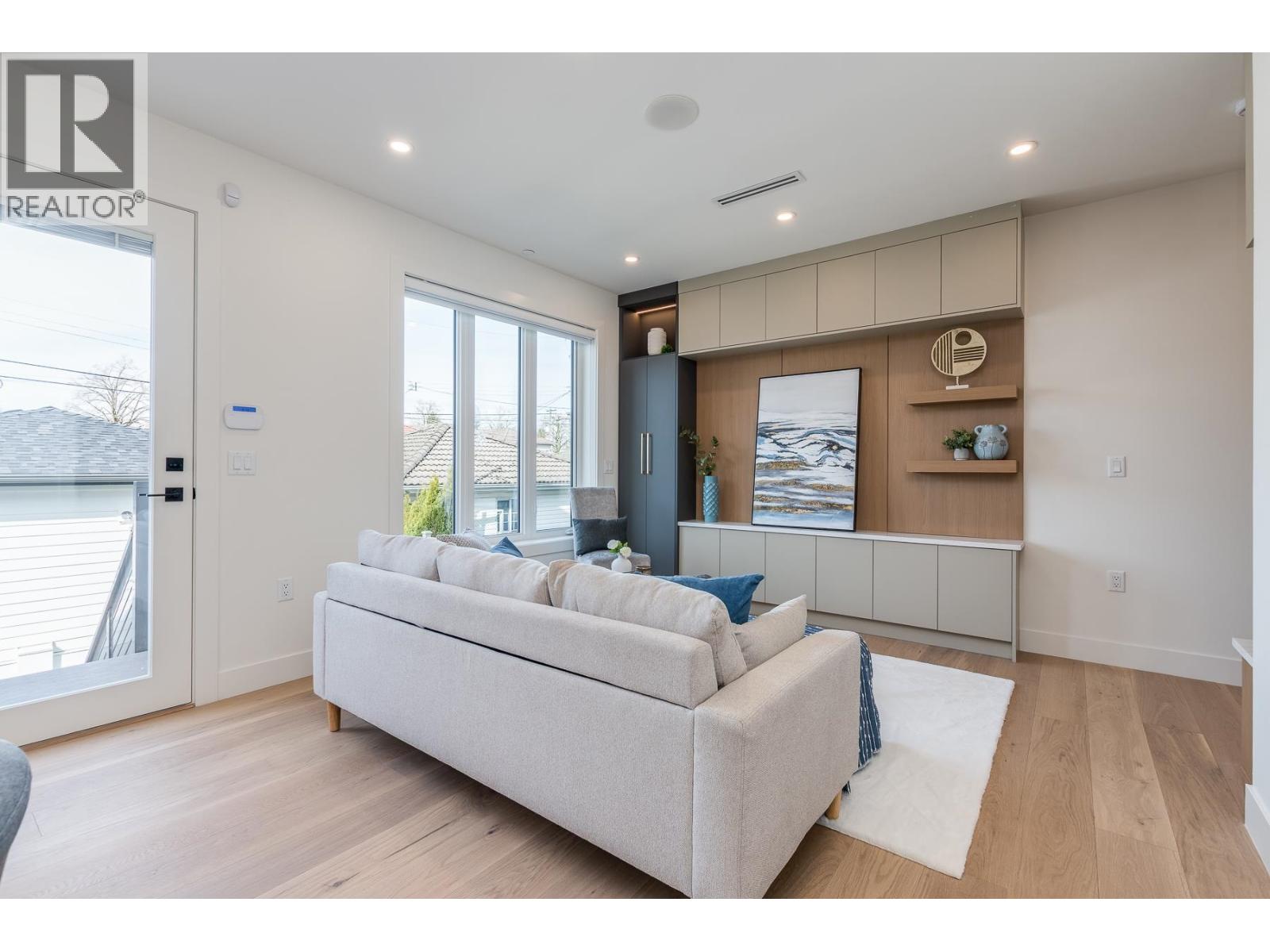 1 2263 E 35TH AVENUE