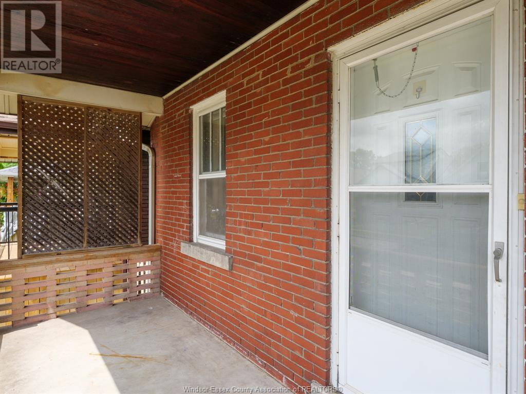 1538 Gladstone AVENUE
