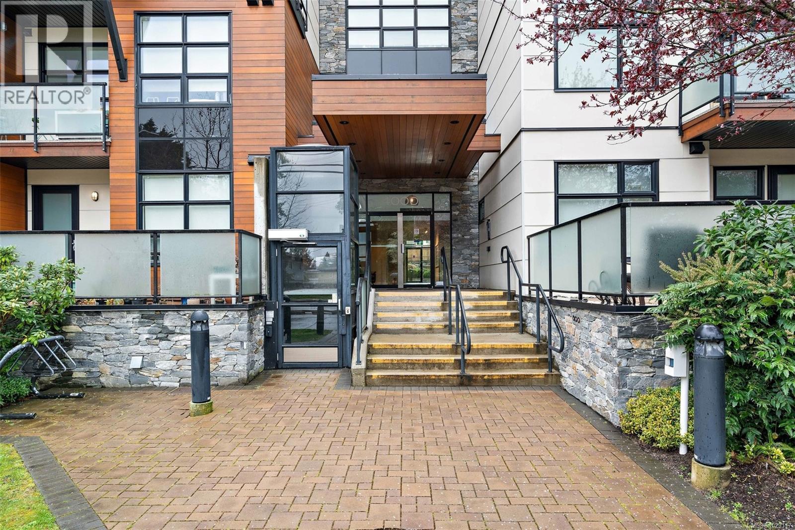 208 4000 Shelbourne St