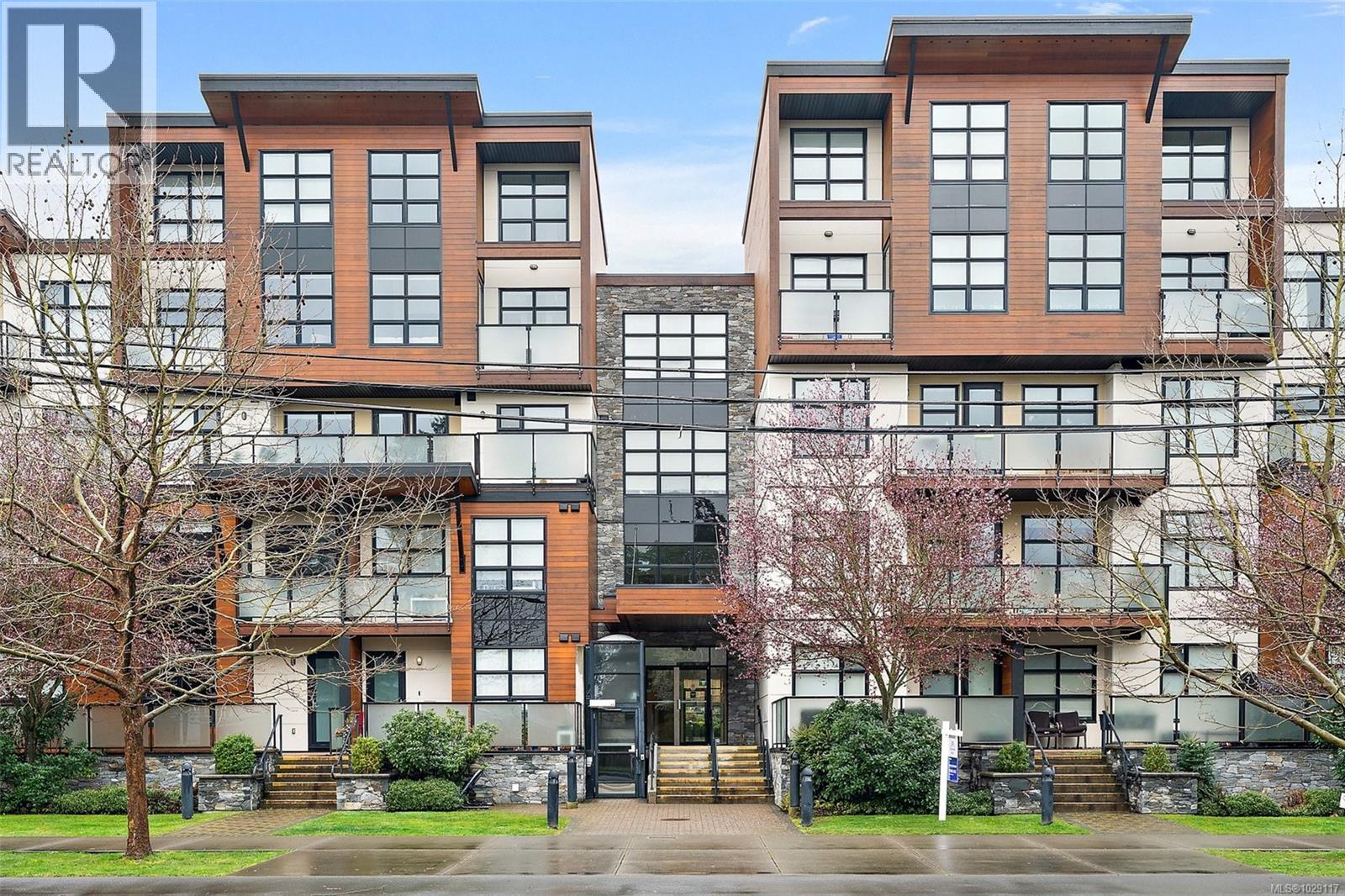 208 4000 Shelbourne St