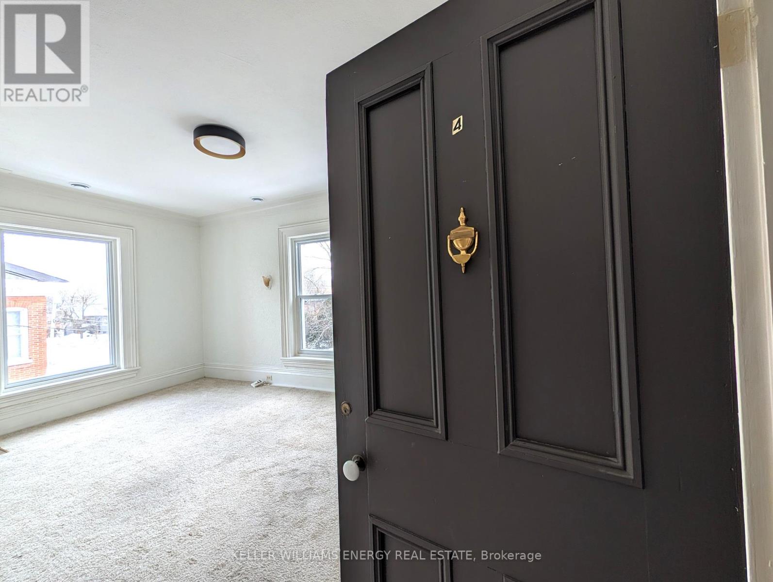 UNIT 4 - 35 KING STREET