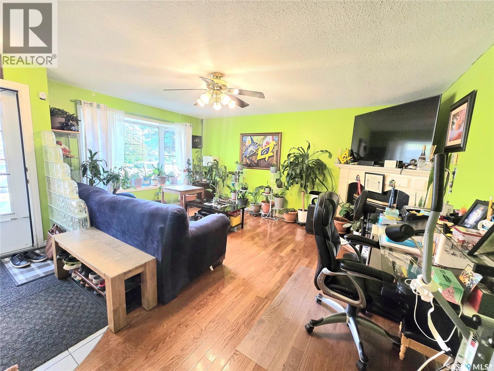 442 Douglas CRESCENT