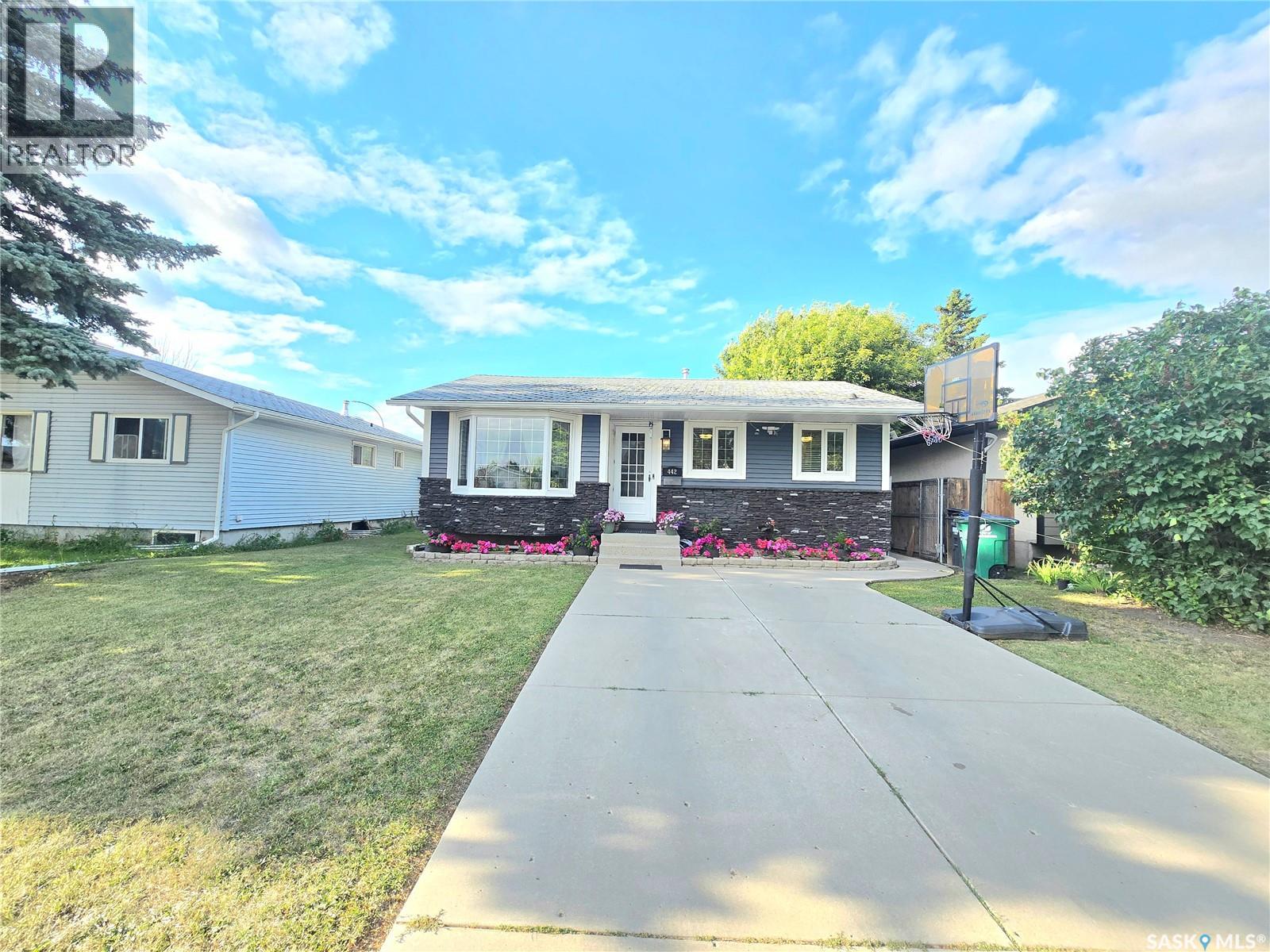 442 Douglas CRESCENT