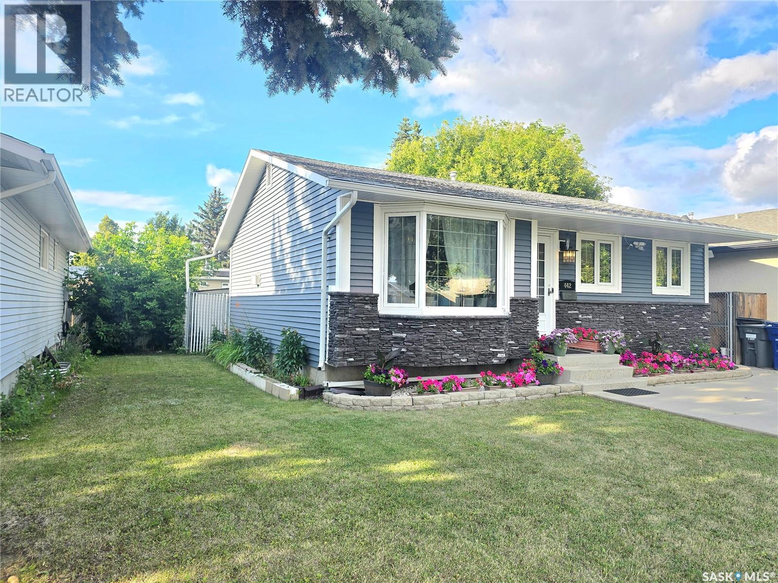 442 Douglas CRESCENT