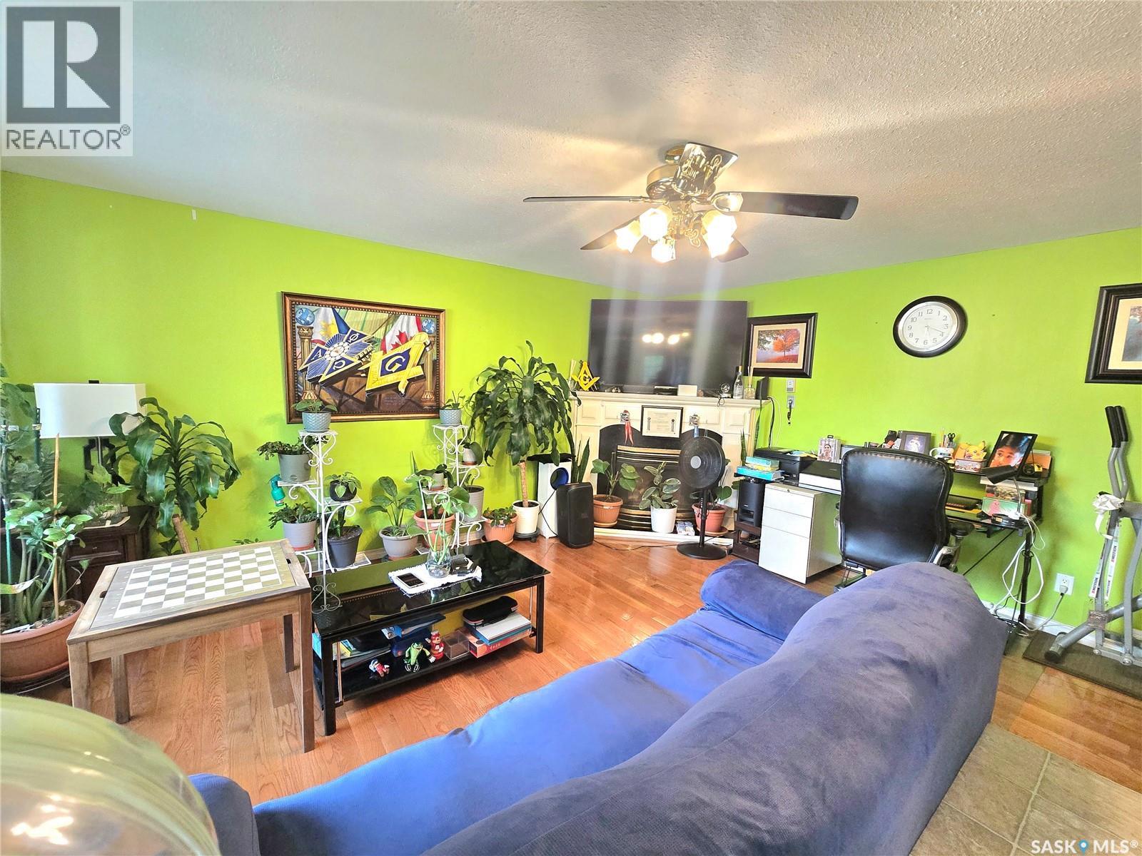 442 Douglas CRESCENT