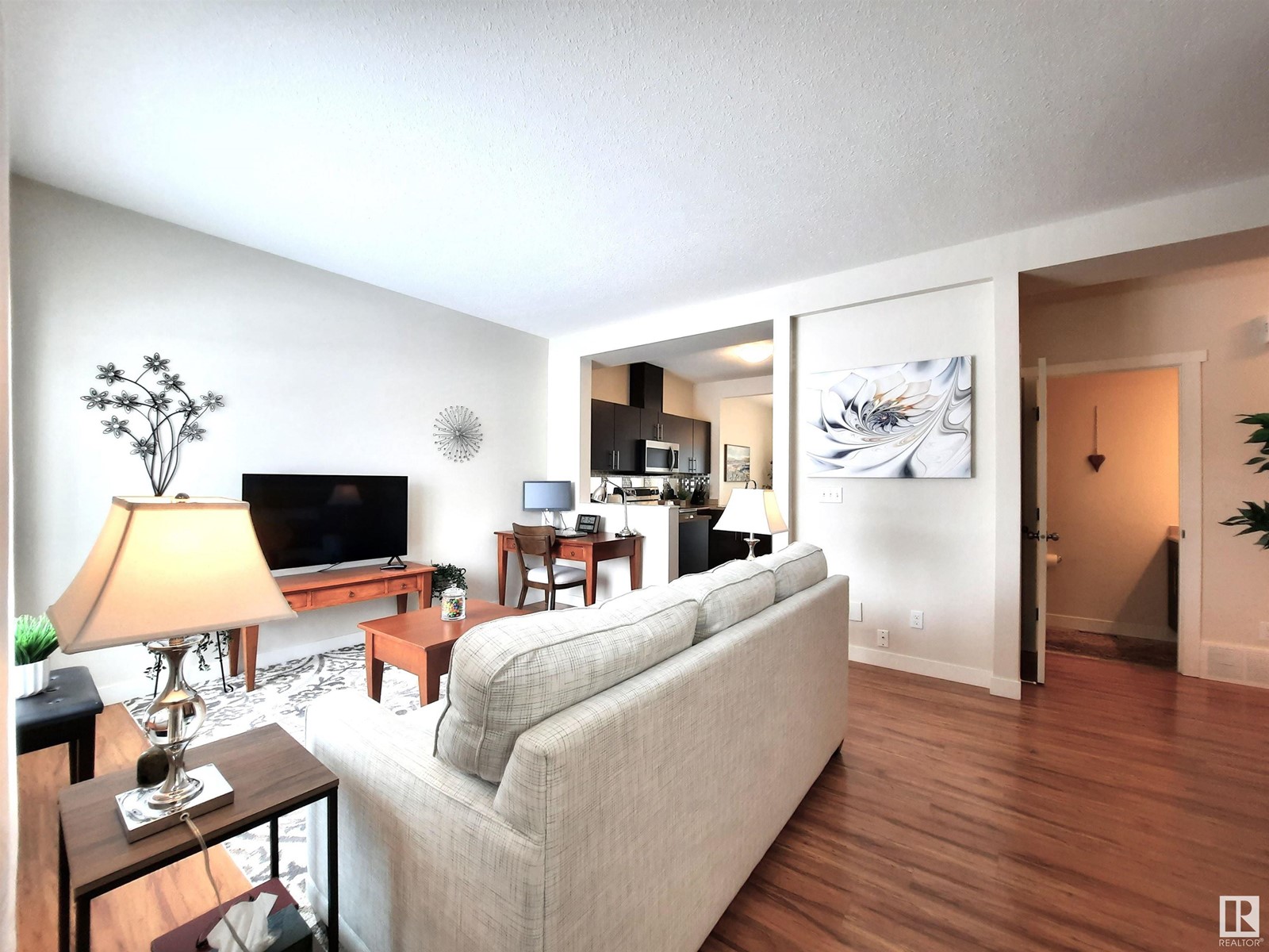 #7 300 QUEEN ST