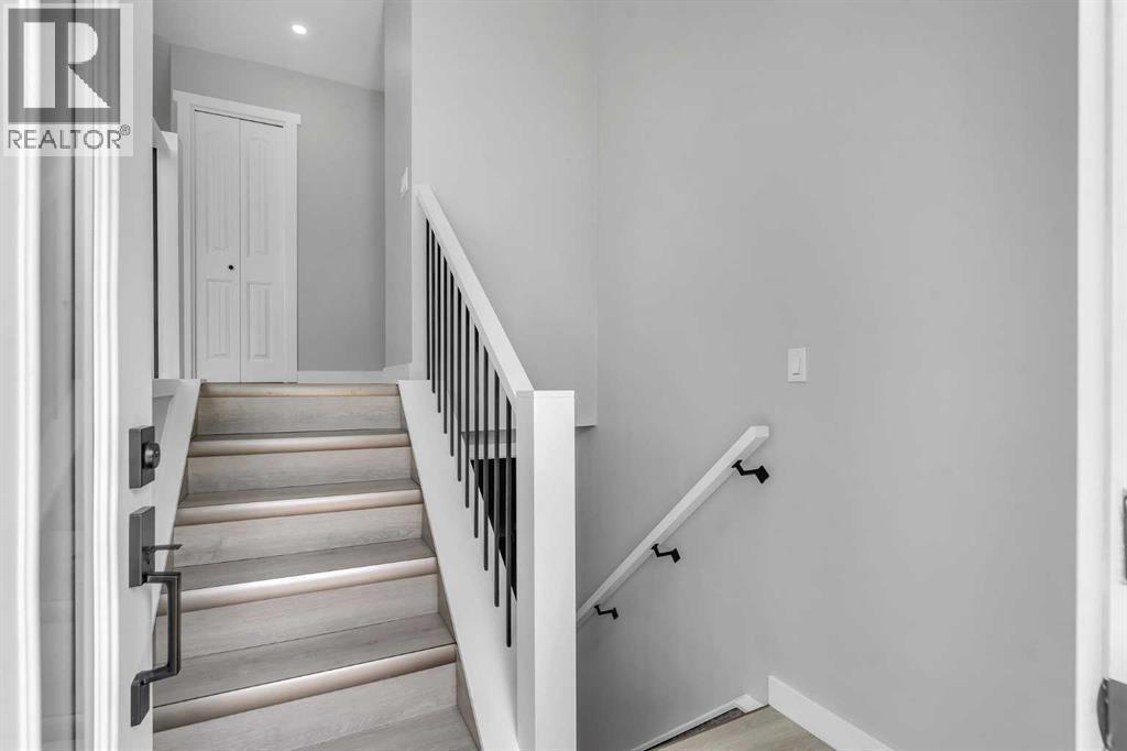 992 Rundlecairn Way NE