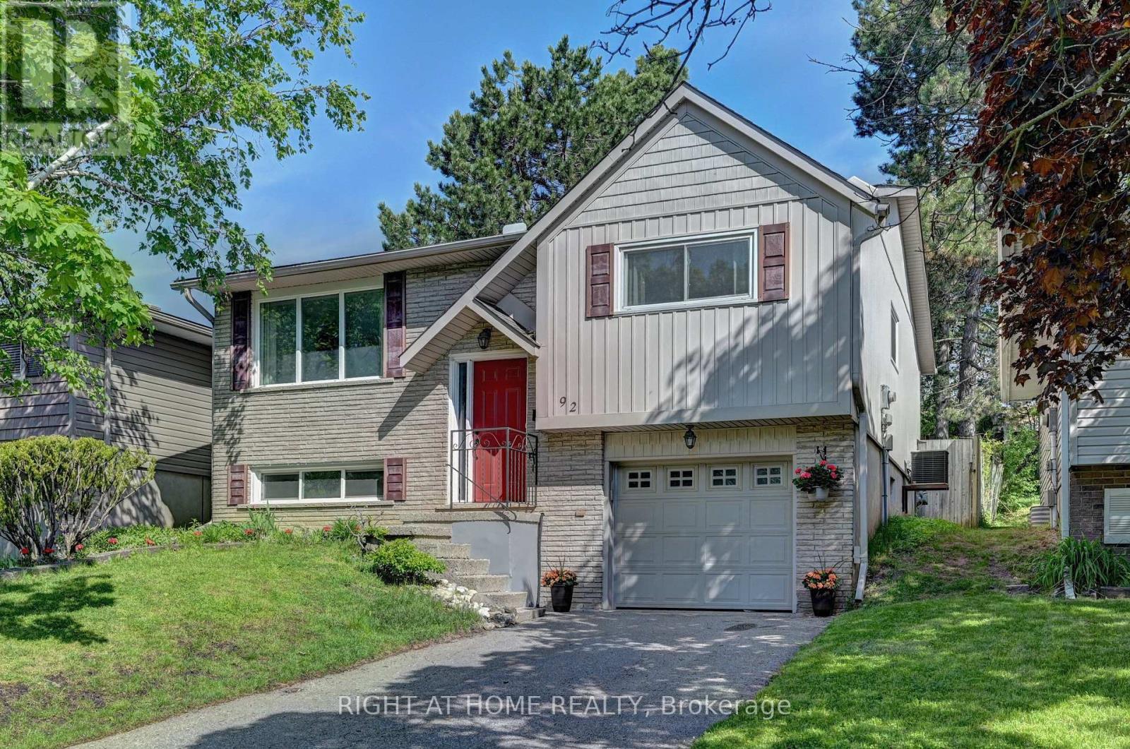 92 PINEMEADOW CRESCENT