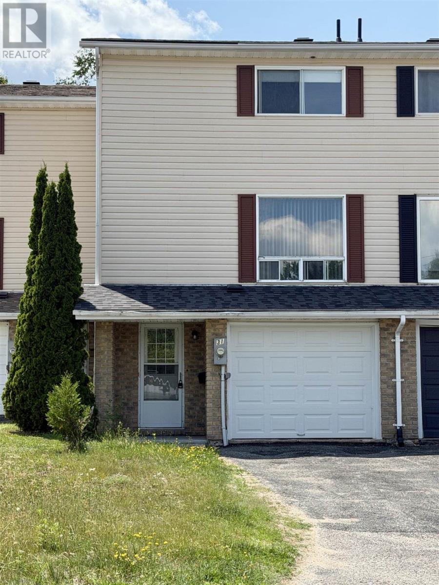 Photo 1 of 29 — 31 Forest PL, Elliot Lake, ON P5A3C5