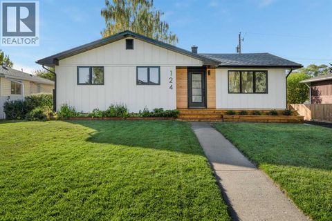 124 Gainsborough Drive SW Calgary AB T3E4W9