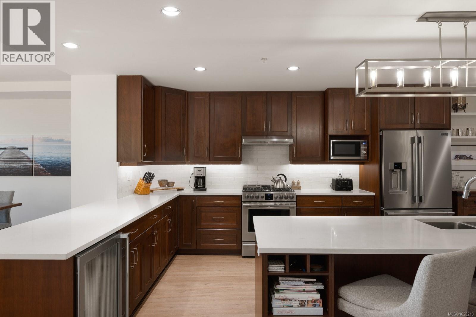 5322 Sayward Hill Cres