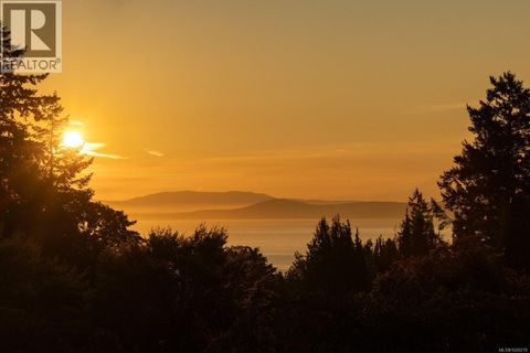 5322 Sayward Hill Cres Saanich BC V8Y3H8