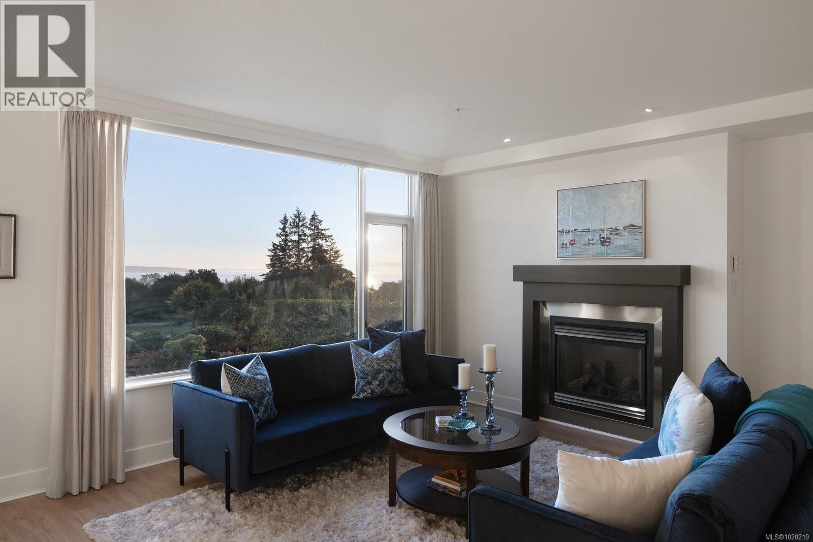 5322 Sayward Hill Cres