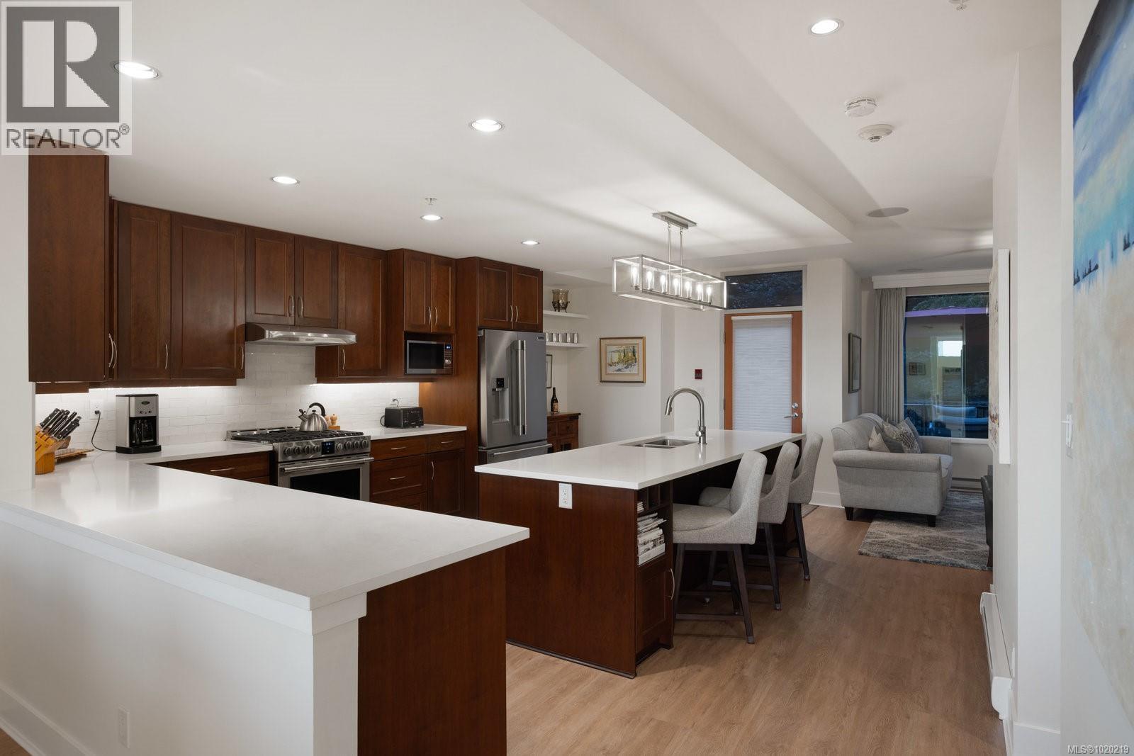 5322 Sayward Hill Cres