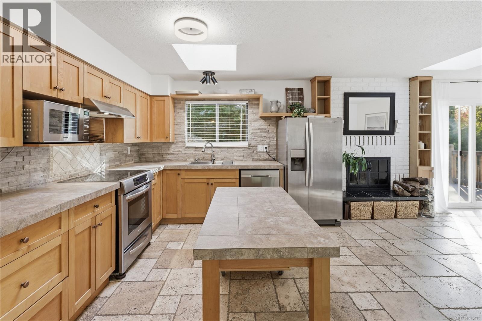 1025 Maple Lane Dr