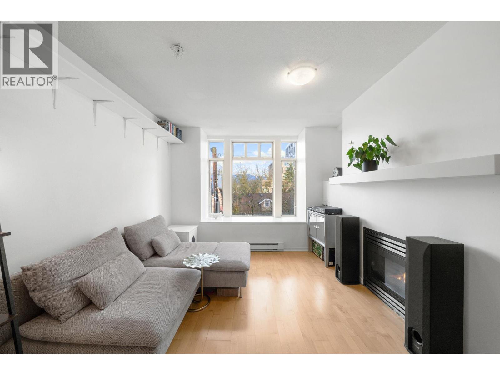 301 3727 W 10 AVENUE